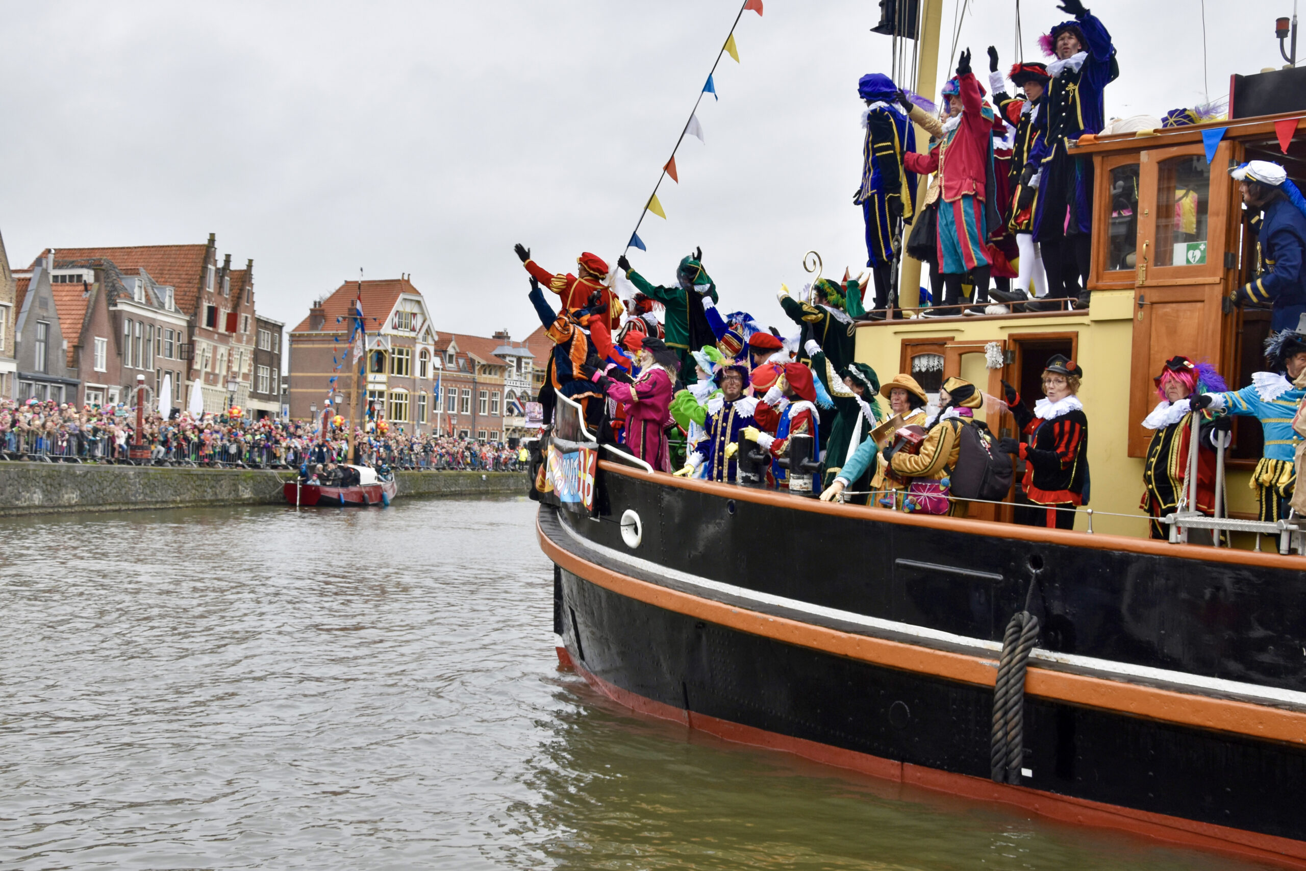 Sinterklaas komt aan in de haven van Hoorn