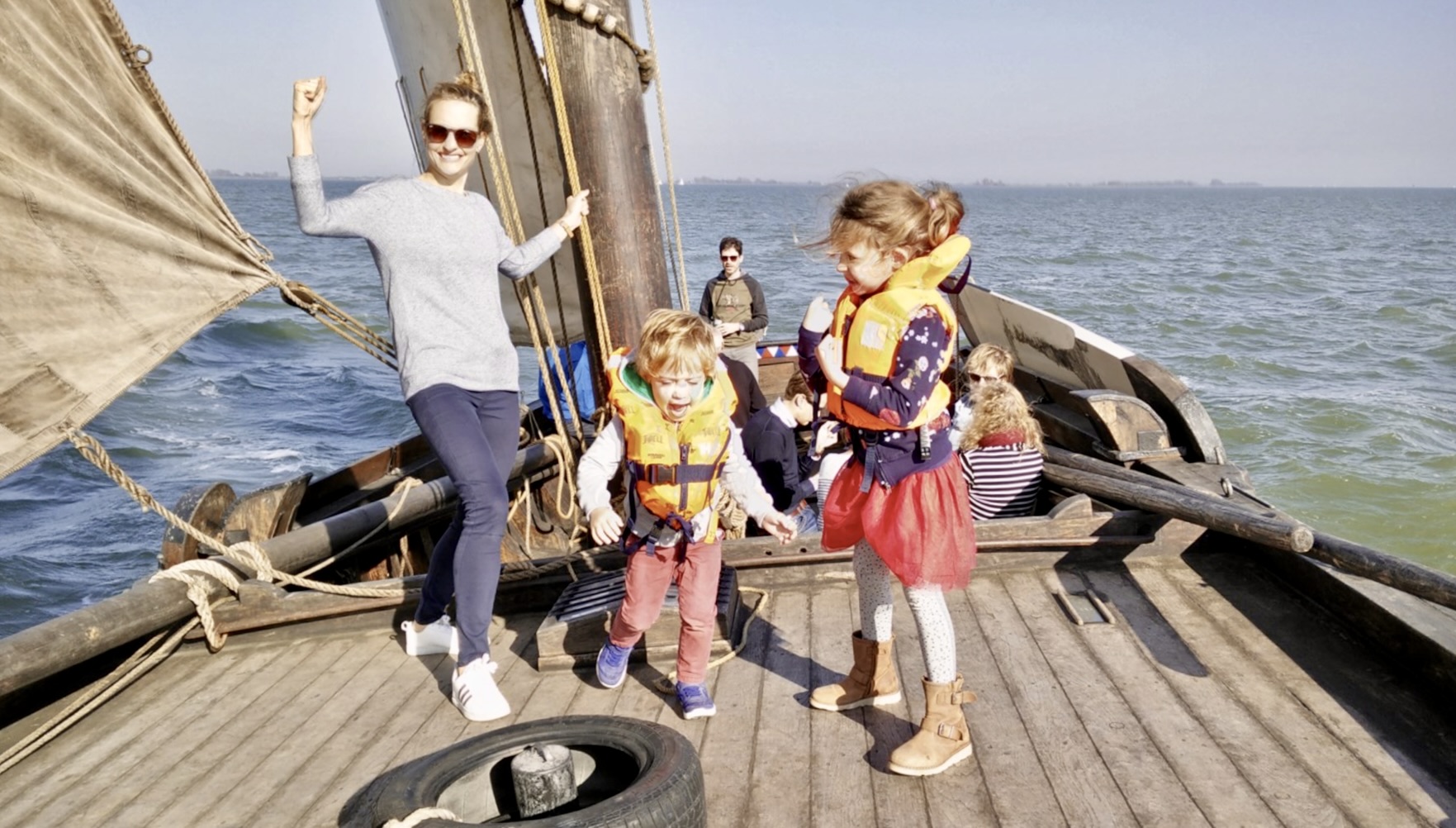 Meevaren op een botter of schouw tijdens de Waterweek in Hoorn