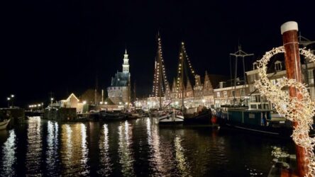 Lichtjesfeest: twinkelende schepen in de haven van Hoorn