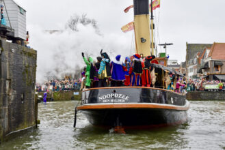 Sinterklaas meert aan in Hoorn bij frisse novemberwind