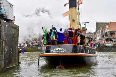 Sinterklaas meert aan in Hoorn bij frisse novemberwind