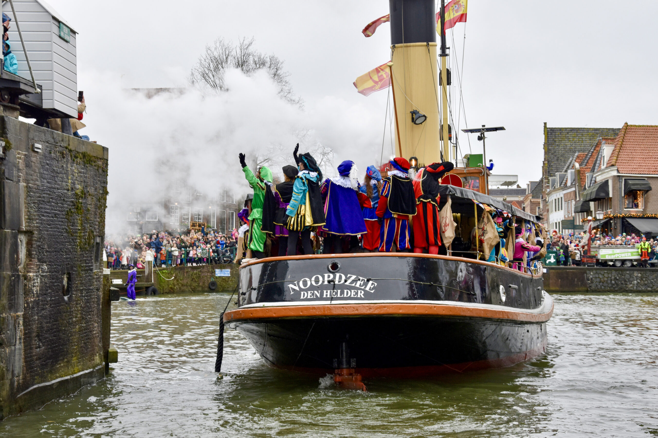 Sinterklaas meert aan in Hoorn bij frisse novemberwind